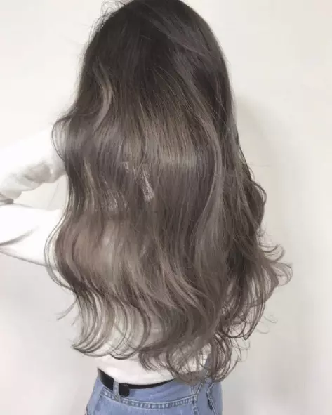 Cor do cabelo cinzento (91 fotos): cinza escuro e cinzas cinzentas, manchas de cabelo curto com raízes escuras. Como alcançar o tom desejado? Quem vai cor? 5135_73