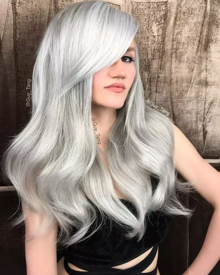 Cor do cabelo gris (91 fotos): sombras grises escuras e grises claras, manchas de pelo curto con raíces escuras. Como conseguir o ton desexado? Quen vai cor? 5135_80