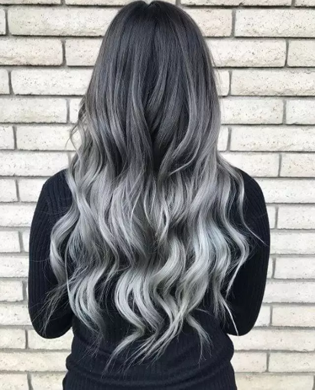 Cor do cabelo gris (91 fotos): sombras grises escuras e grises claras, manchas de pelo curto con raíces escuras. Como conseguir o ton desexado? Quen vai cor? 5135_85