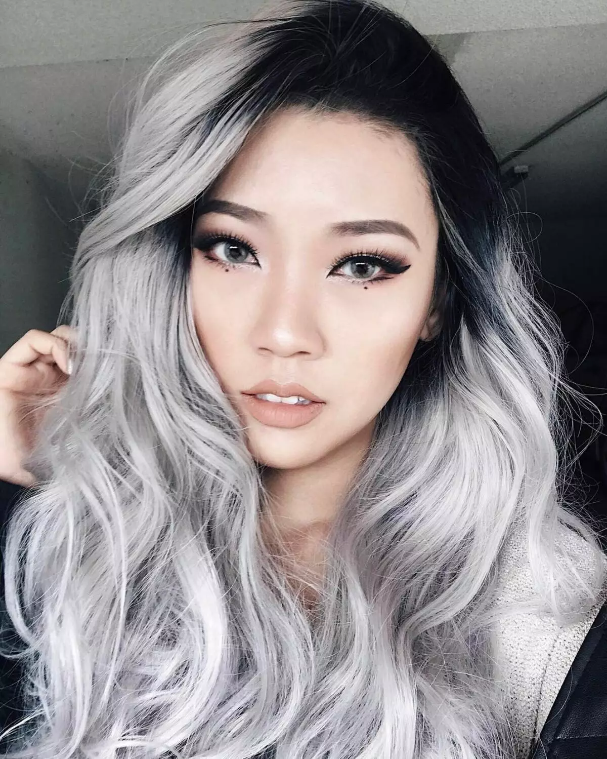 Cor do cabelo gris (91 fotos): sombras grises escuras e grises claras, manchas de pelo curto con raíces escuras. Como conseguir o ton desexado? Quen vai cor? 5135_9