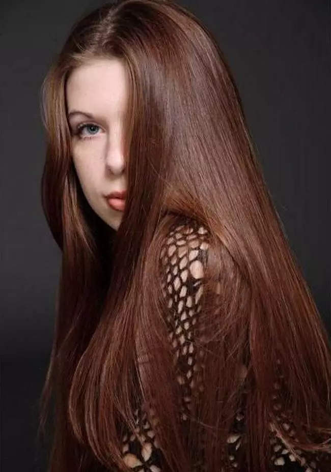 Боја косе у кестени (78 фотографија): Ко је бакрена костнута нијанса? Боје палете за девојчице, црвене и кестене и тонове плавуша кестена, сликање у дубоким природним нијансама 5136_13