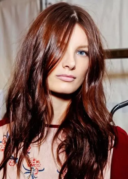 Боја косе у кестени (78 фотографија): Ко је бакрена костнута нијанса? Боје палете за девојчице, црвене и кестене и тонове плавуша кестена, сликање у дубоким природним нијансама 5136_76