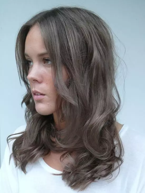 Dark Ash Color Hair (78 foto's): korte en lange krullen met een schaduw van as. Hoe de gewenste toon van de blond te bereiken? Hoe te schilderen van het licht? Wie zal een kleuring dragen? 5137_10