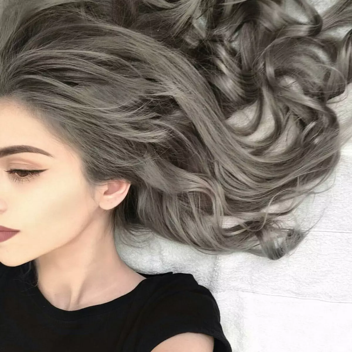 Dark ash color hair (78 photos): short and long curls with a shade of ash. How to achieve the desired tone from the blond? How to repaint from the light? Who will wear staining? 5137_13