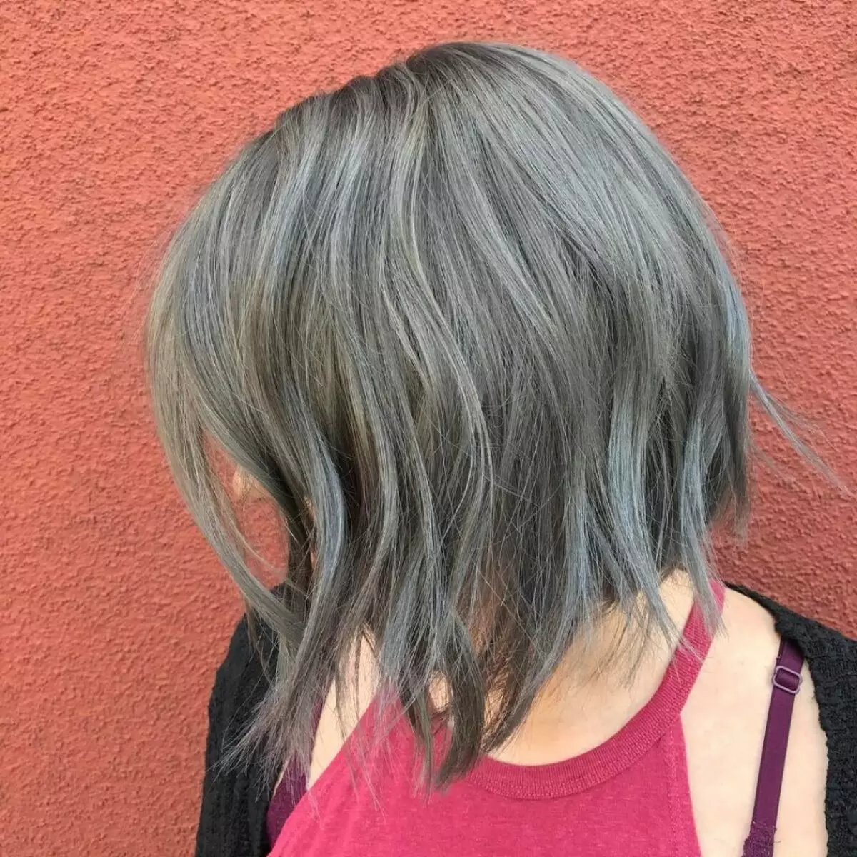 Hair color de cenușă întunecată (78 fotografii): bucle scurte și lungi, cu o nuanță de cenușă. Cum să atingeți tonul dorit din blond? Cum să reparăm lumina? Cine va purta colorant? 5137_29