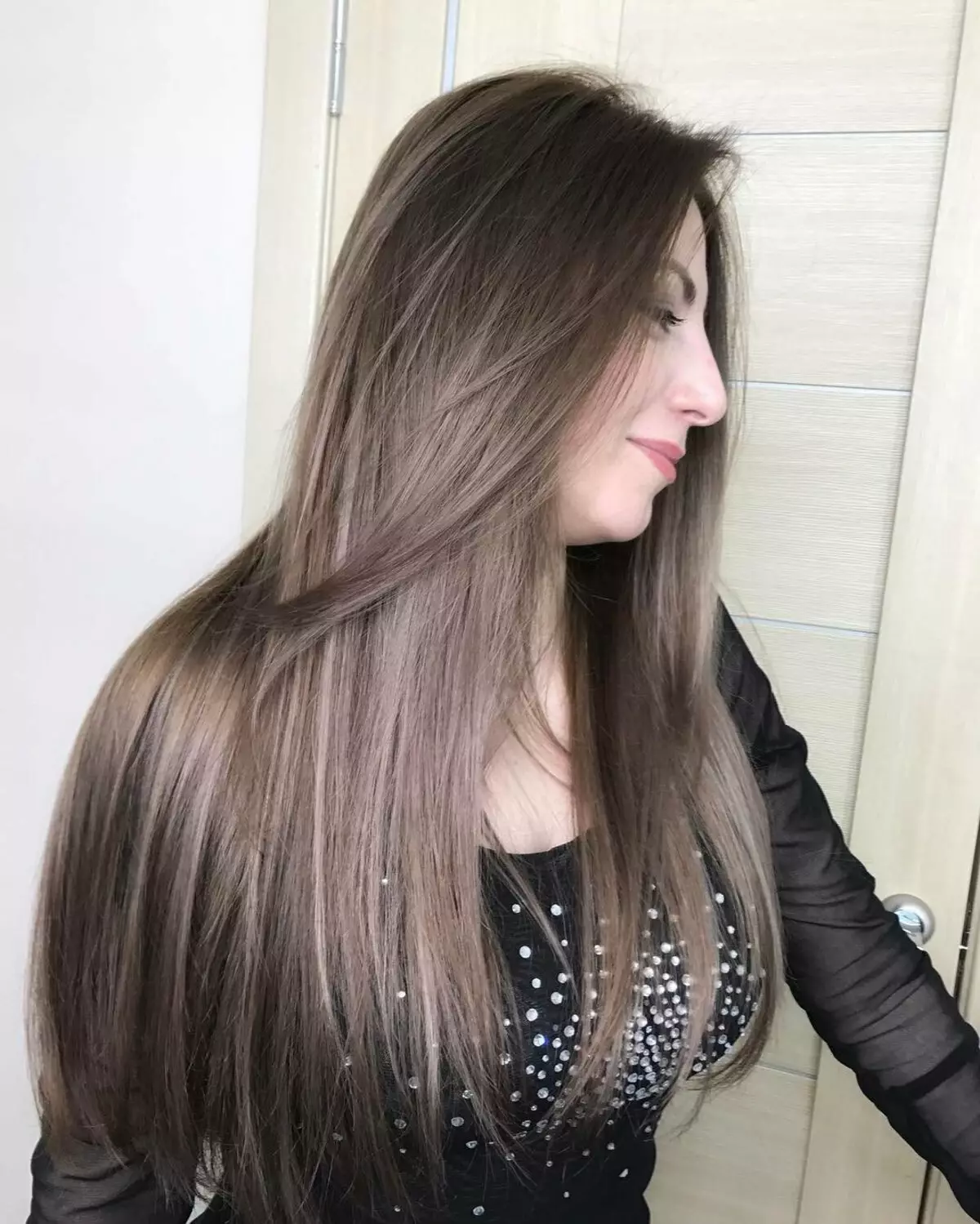 Hair color de cenușă întunecată (78 fotografii): bucle scurte și lungi, cu o nuanță de cenușă. Cum să atingeți tonul dorit din blond? Cum să reparăm lumina? Cine va purta colorant? 5137_35