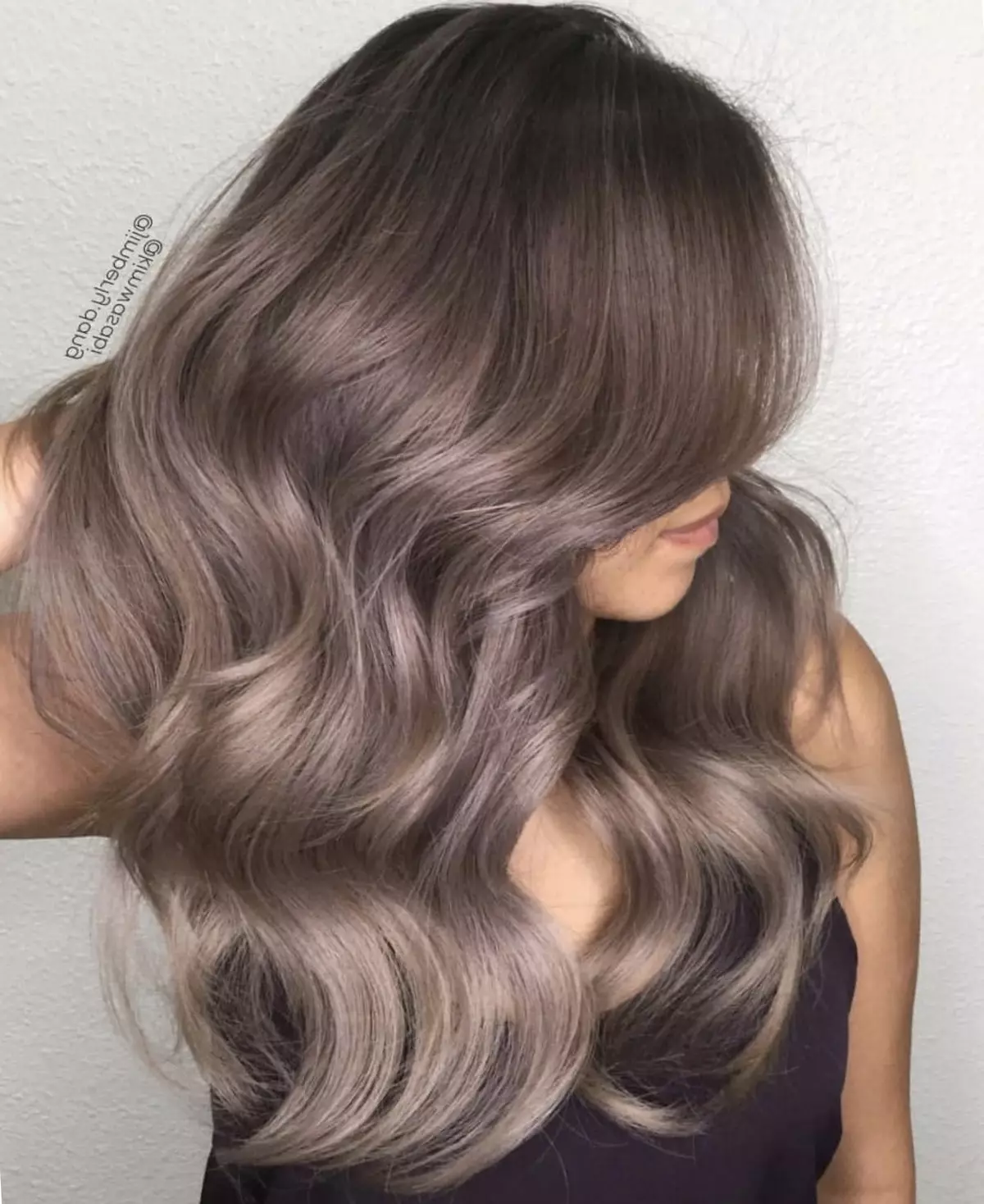 Dark Ash Color Hair (78 foto's): korte en lange krullen met een schaduw van as. Hoe de gewenste toon van de blond te bereiken? Hoe te schilderen van het licht? Wie zal een kleuring dragen? 5137_36