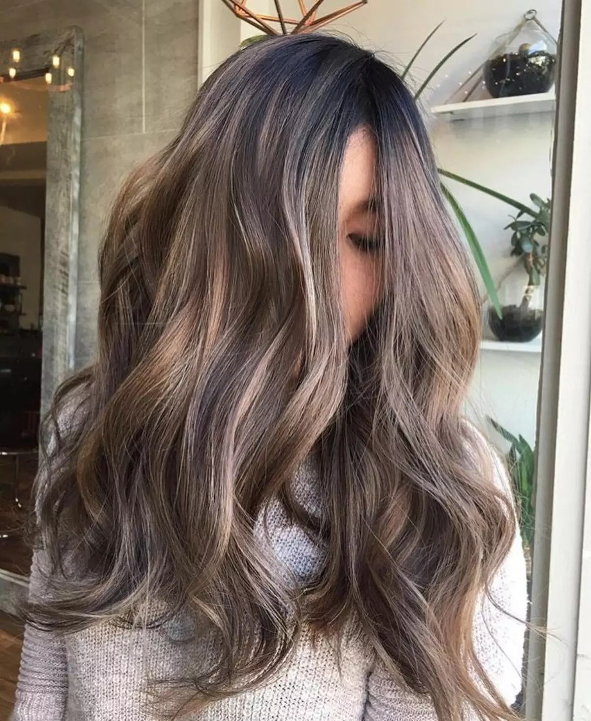 Dark Ash Color Hair (78 zdjęć): Krótkie i długie lokówki z cieniem popiołu. Jak osiągnąć pożądany ton z blond? Jak odmalować ze światła? Kto będzie nosić barwienie? 5137_40