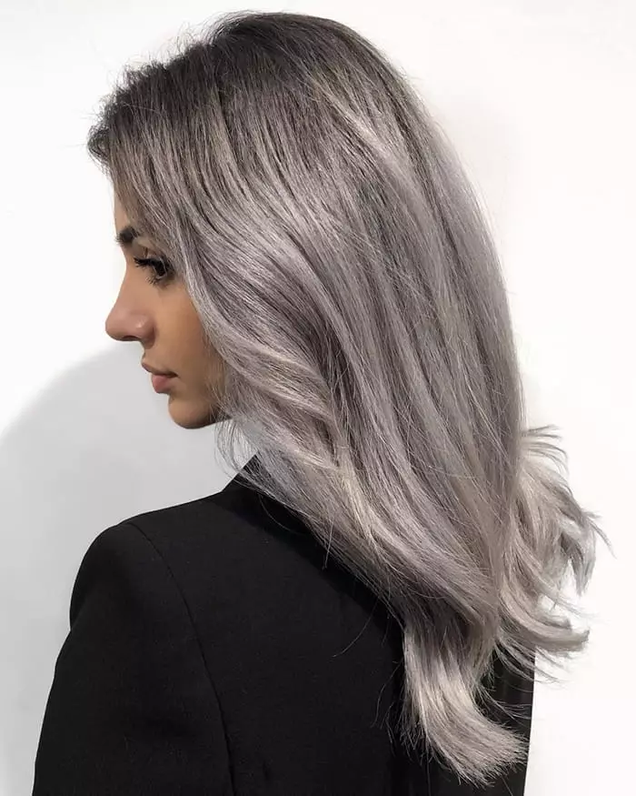 Cabelo de cor de cinzas escuras (78 fotos): curvas curtas e longas com um tom de cinzas. Como alcançar o tom desejado do loiro? Como repintura da luz? Quem vai usar coloração? 5137_43