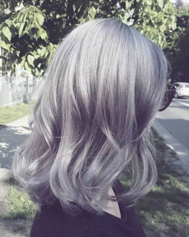 Hair color de cenușă întunecată (78 fotografii): bucle scurte și lungi, cu o nuanță de cenușă. Cum să atingeți tonul dorit din blond? Cum să reparăm lumina? Cine va purta colorant? 5137_49