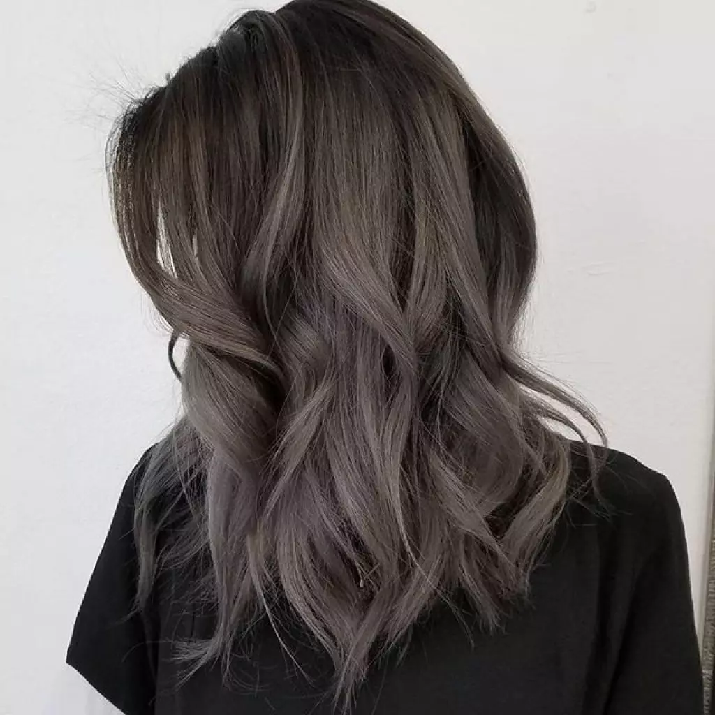 Hair color de cenușă întunecată (78 fotografii): bucle scurte și lungi, cu o nuanță de cenușă. Cum să atingeți tonul dorit din blond? Cum să reparăm lumina? Cine va purta colorant? 5137_6