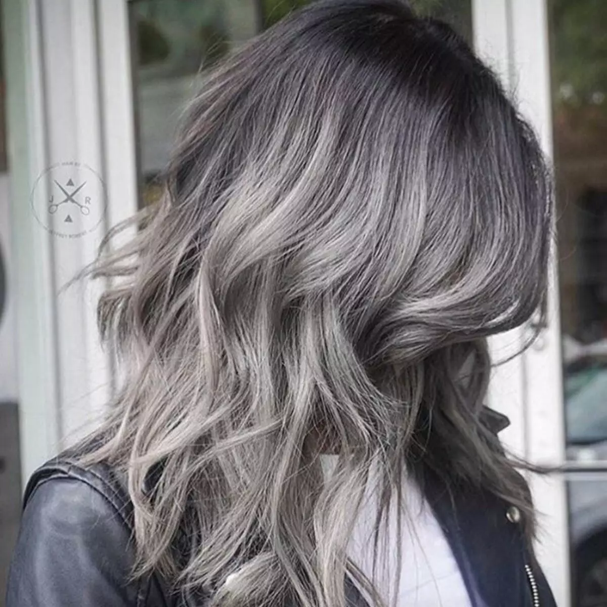Dark Ash Color Hair (78 zdjęć): Krótkie i długie lokówki z cieniem popiołu. Jak osiągnąć pożądany ton z blond? Jak odmalować ze światła? Kto będzie nosić barwienie? 5137_69