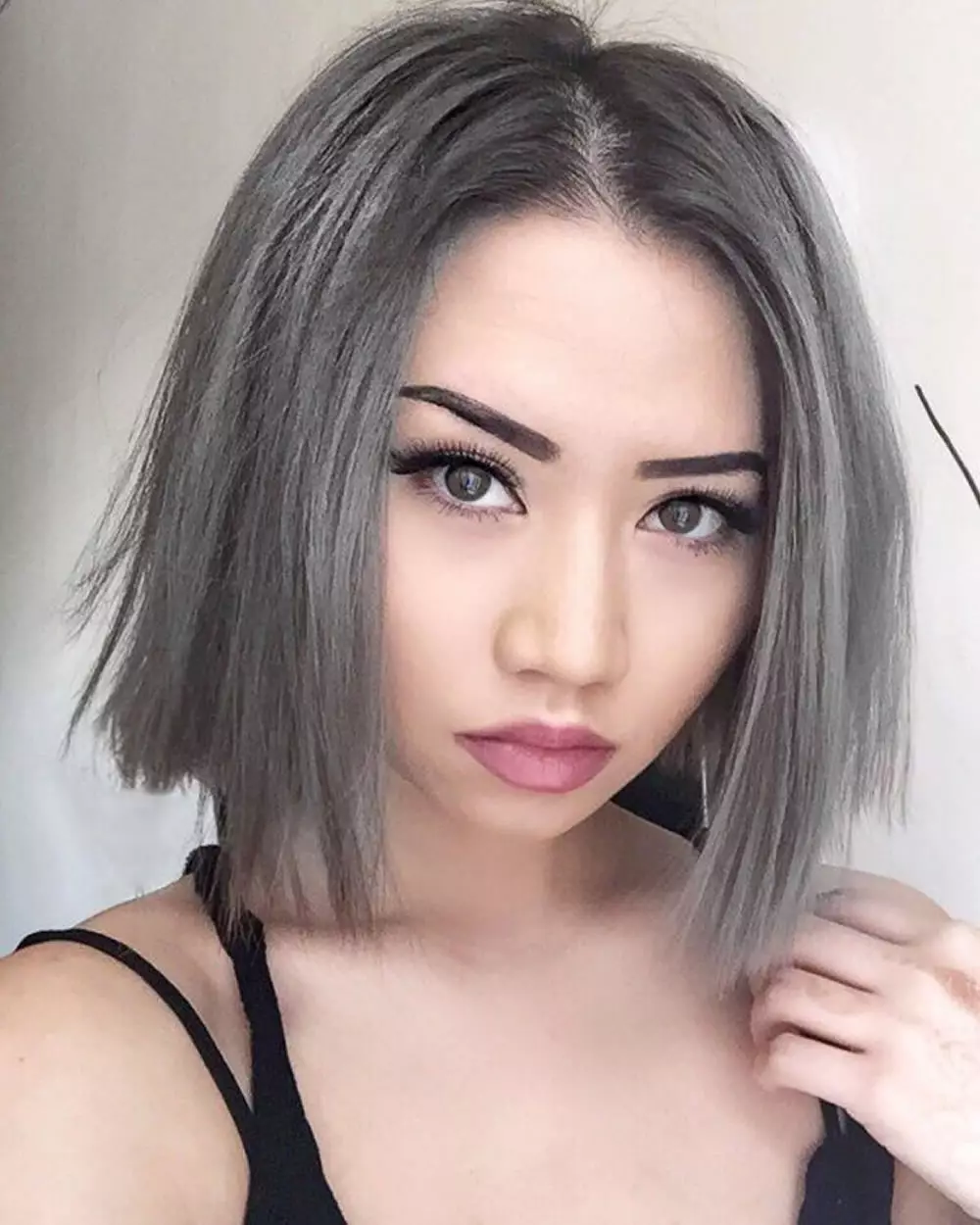 Hair color de cenușă întunecată (78 fotografii): bucle scurte și lungi, cu o nuanță de cenușă. Cum să atingeți tonul dorit din blond? Cum să reparăm lumina? Cine va purta colorant? 5137_72