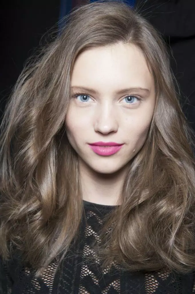 Blond hårfärg (102 foton): Naturliga kalla nyanser för tjejer, mörka och lätta blonda toner, färgning av lång och kort hår, modetrender 2021 5139_3