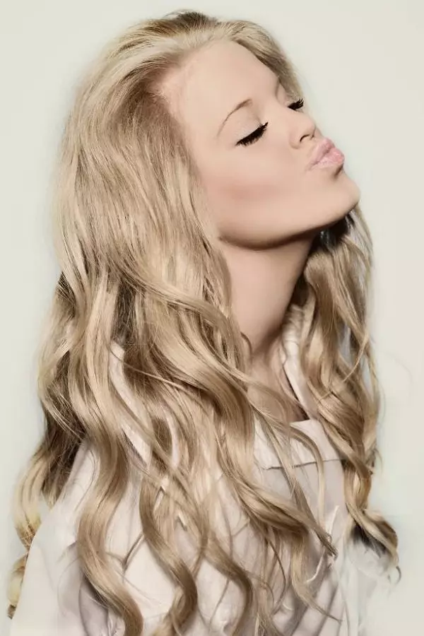 Blonde Haarfarbe (102 Fotos): Natürliche kalte Farbtöne für Mädchen, dunkle und leichte blonde Töne, Färben von langen und kurzen Haaren, Mode Trends 2021 5139_36