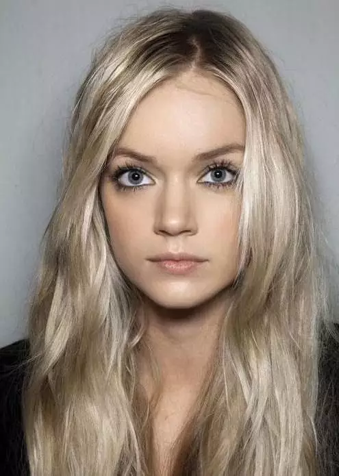 Blond hårfärg (102 foton): Naturliga kalla nyanser för tjejer, mörka och lätta blonda toner, färgning av lång och kort hår, modetrender 2021 5139_37