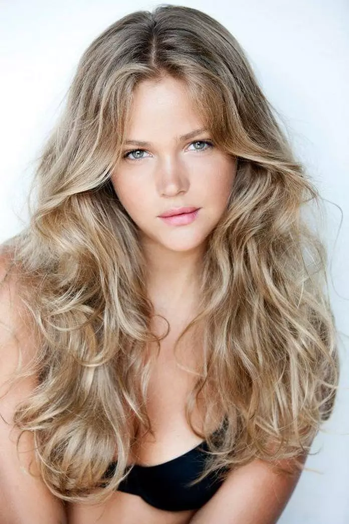 Blonde Haarfarbe (102 Fotos): Natürliche kalte Farbtöne für Mädchen, dunkle und leichte blonde Töne, Färben von langen und kurzen Haaren, Mode Trends 2021 5139_69