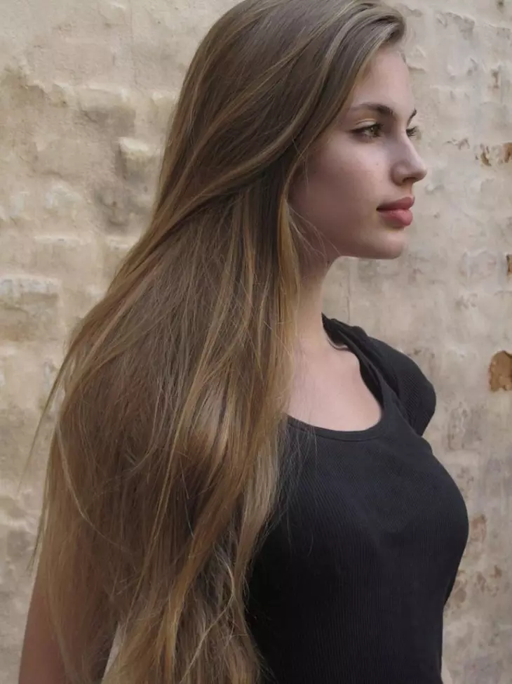 Blond hårfärg (102 foton): Naturliga kalla nyanser för tjejer, mörka och lätta blonda toner, färgning av lång och kort hår, modetrender 2021 5139_7