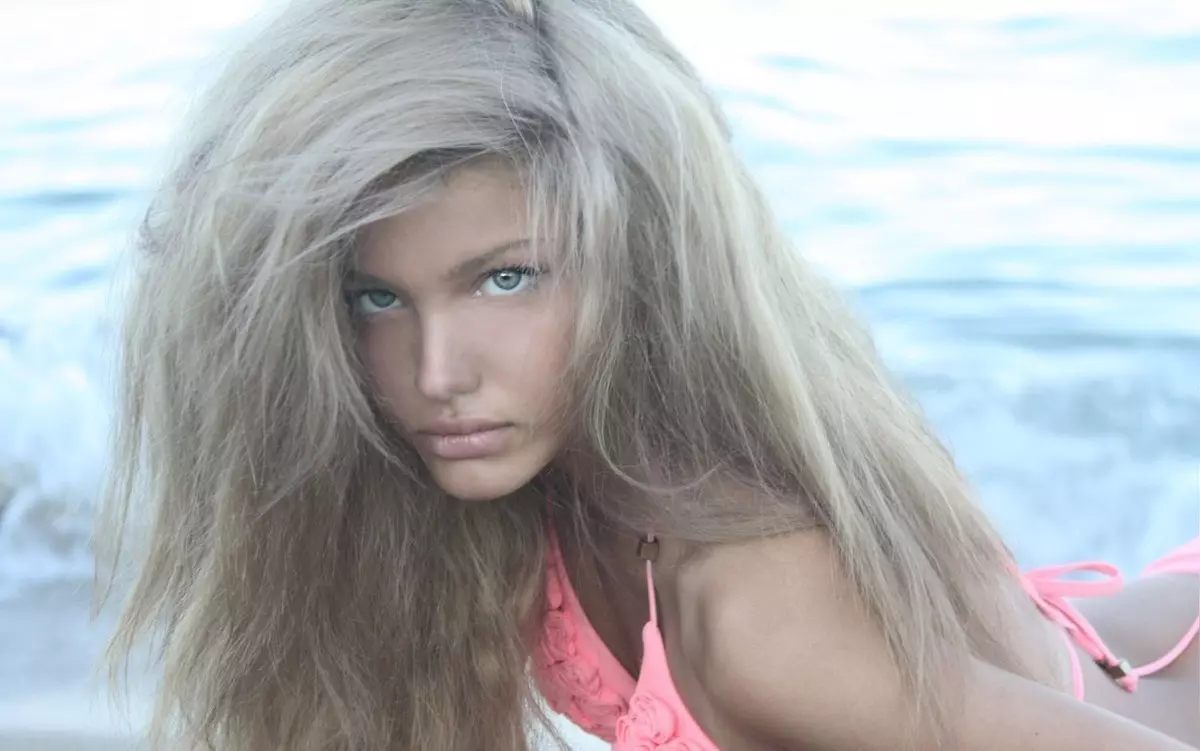 Ash Blonde (67 photos): Couleur des cheveux blancs 2021, coloration de Brunette dans la platine-Ash Blonde avec des racines sombres. Comment avoir une belle nuance? 5141_24