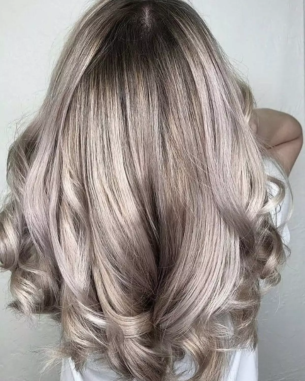 Пепел русокоса (67 фотографии): Пепел-бела коса боја 2021, боење од бринета во платина-пепел русокоса со темни корени. Како да се добие убава сенка? 5141_39