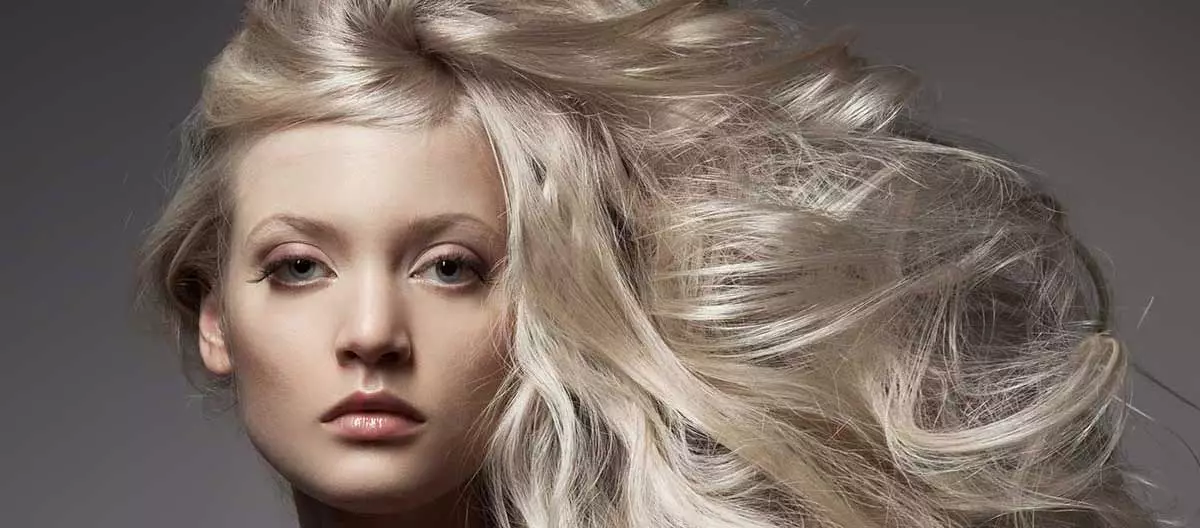 Пепел русокоса (67 фотографии): Пепел-бела коса боја 2021, боење од бринета во платина-пепел русокоса со темни корени. Како да се добие убава сенка? 5141_4