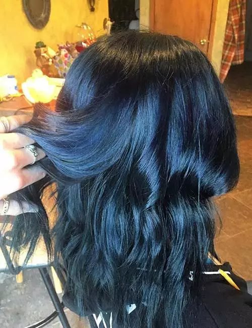 Mėlyna-juoda plaukų spalva (45 nuotraukos): dažymo kryptys ir plaukai galai su atspalviais su mėlyna juoda atranka. Kuris iš merginų yra tinkama spalva? 5156_10