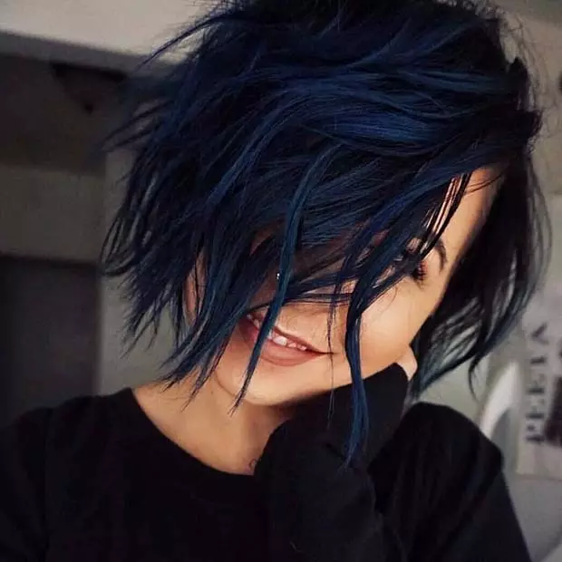 Mėlyna-juoda plaukų spalva (45 nuotraukos): dažymo kryptys ir plaukai galai su atspalviais su mėlyna juoda atranka. Kuris iš merginų yra tinkama spalva? 5156_16