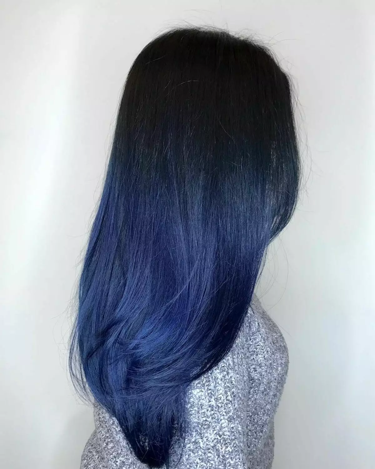 Mėlyna-juoda plaukų spalva (45 nuotraukos): dažymo kryptys ir plaukai galai su atspalviais su mėlyna juoda atranka. Kuris iš merginų yra tinkama spalva? 5156_2