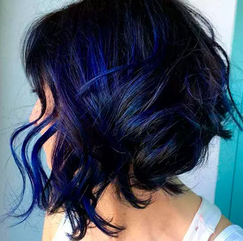 ब्लू-ब्लैक हेयर कलर (45 फोटो): धुंधला स्ट्रैंड्स और बालों को नीले-काले नमूने के साथ रंगों के साथ समाप्त होता है। कौन सी लड़कियां उपयुक्त रंग है? 5156_26