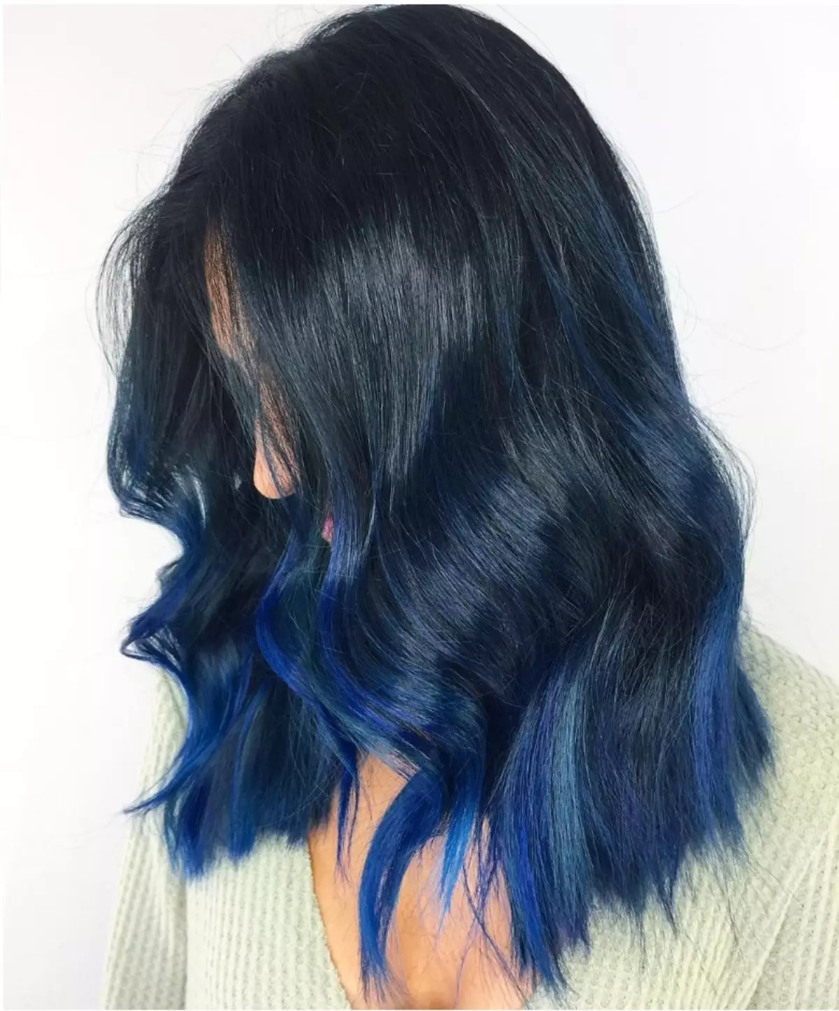 Mėlyna-juoda plaukų spalva (45 nuotraukos): dažymo kryptys ir plaukai galai su atspalviais su mėlyna juoda atranka. Kuris iš merginų yra tinkama spalva? 5156_3