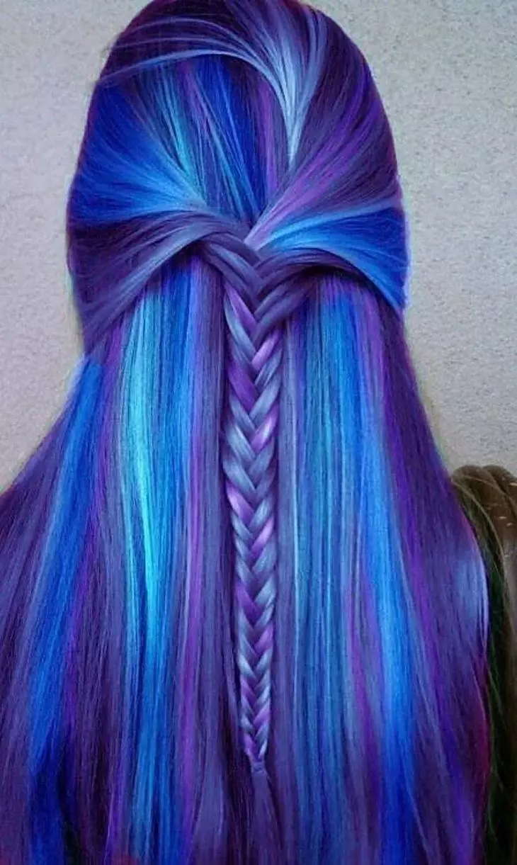 Mėlyna-juoda plaukų spalva (45 nuotraukos): dažymo kryptys ir plaukai galai su atspalviais su mėlyna juoda atranka. Kuris iš merginų yra tinkama spalva? 5156_35
