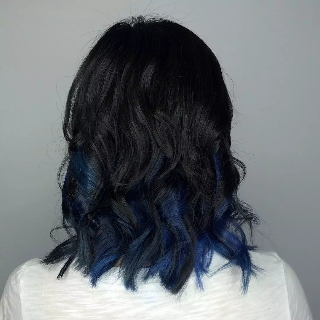 Mėlyna-juoda plaukų spalva (45 nuotraukos): dažymo kryptys ir plaukai galai su atspalviais su mėlyna juoda atranka. Kuris iš merginų yra tinkama spalva? 5156_6