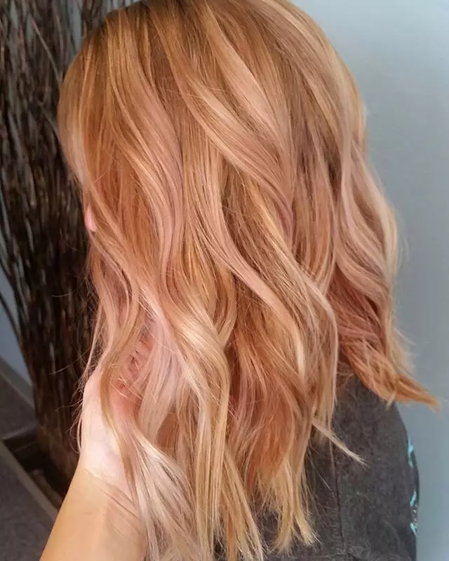 Miele Blond (48 foto): sfumature adeguate di colore dei capelli per bionde e bionde, colori corti e lunghi coloranti 5157_3