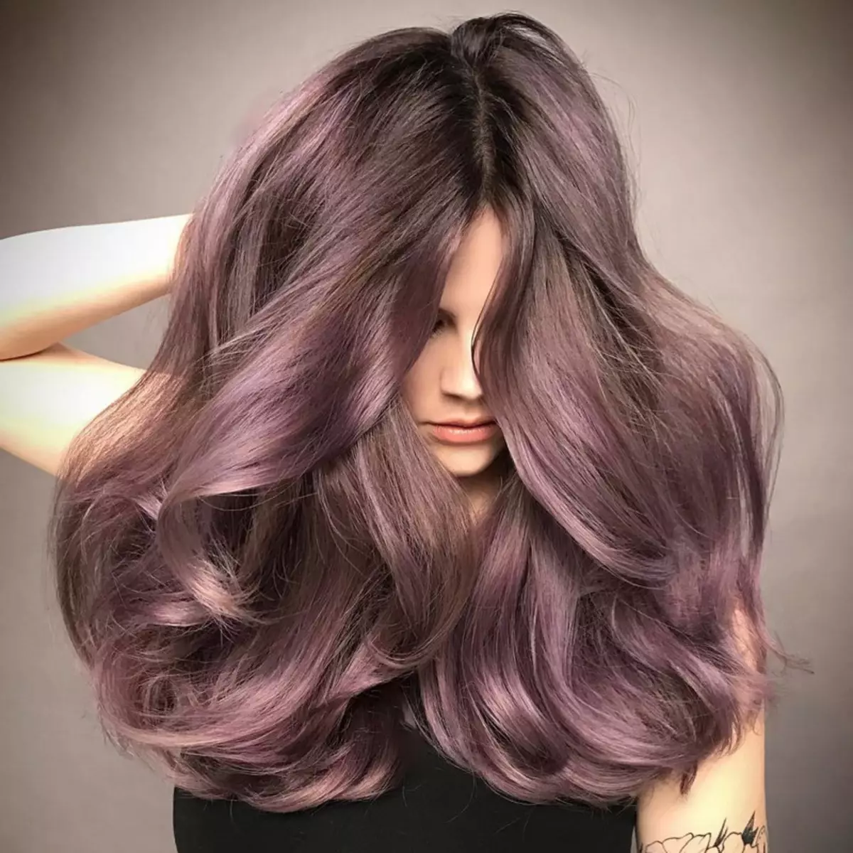 Палитра коричневых волос. Руссо пепельный фиолетовый цвет волос. Балаяж лиловый шоколад. Темно русый с фиолетовым оттенком. Русые волосы с фиолетовым оттенком.