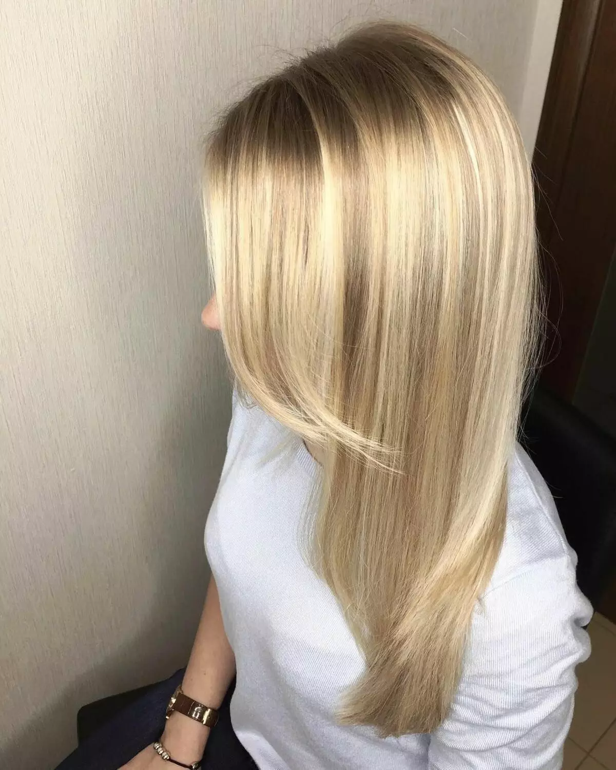 Svetlobna blondinka (34 fotografij): zelo svetle odtenke barv las blond. Kako slikati dolge ženske lase in karo? 5167_10