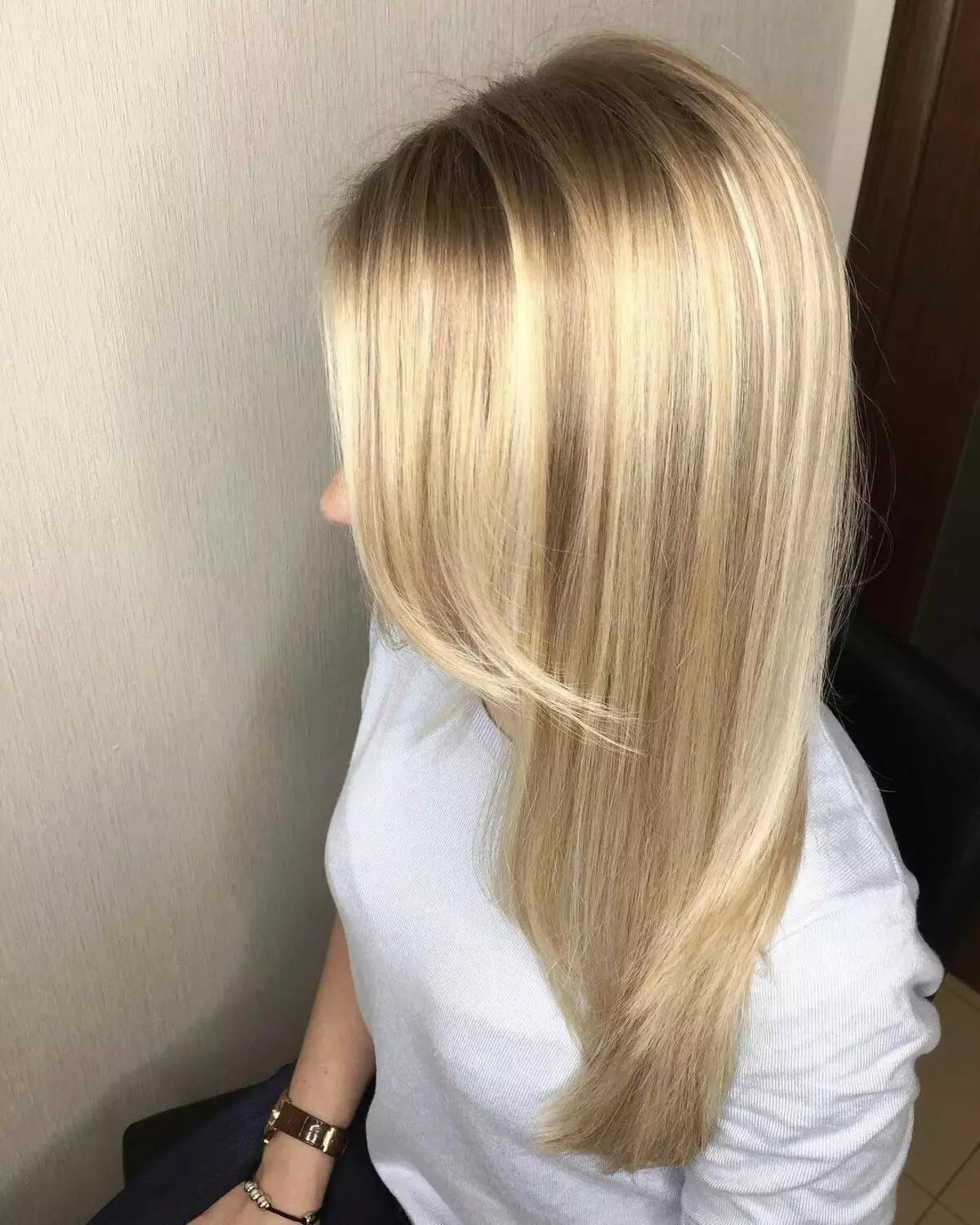 Leichte Blondine (34 Fotos): Sehr helle Haarfarbenfarbe blond. Wie lackige ich lange weibliche Haare und Kara? 5167_10