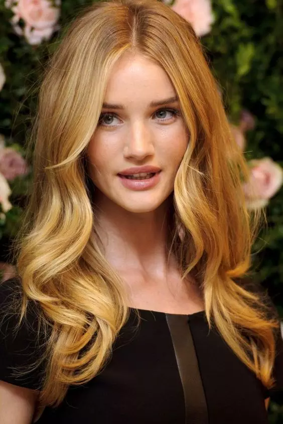 Svetlobna blondinka (34 fotografij): zelo svetle odtenke barv las blond. Kako slikati dolge ženske lase in karo? 5167_13