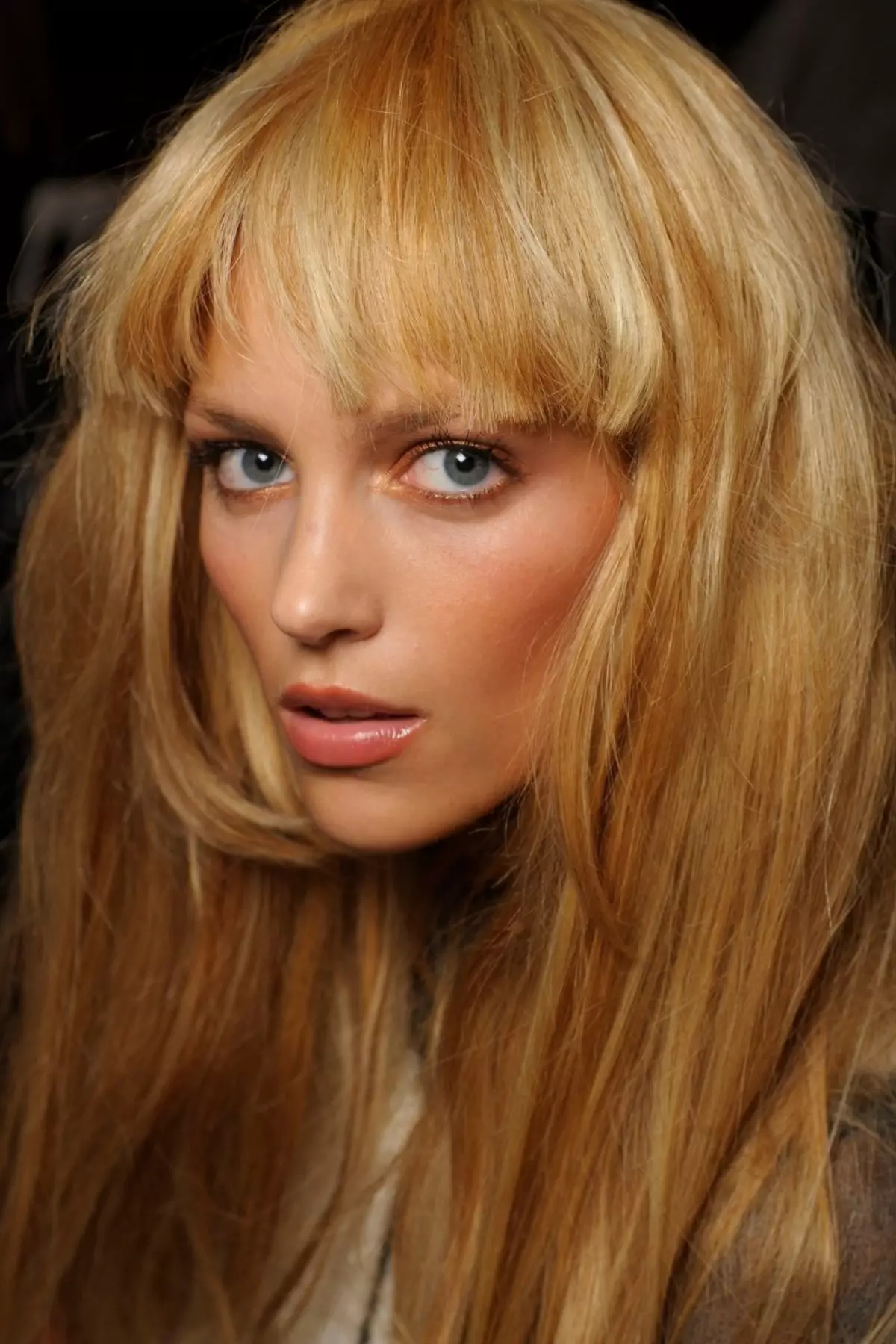 Svetlobna blondinka (34 fotografij): zelo svetle odtenke barv las blond. Kako slikati dolge ženske lase in karo? 5167_17