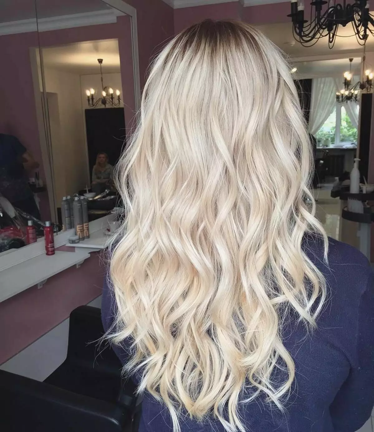 Svetlobna blondinka (34 fotografij): zelo svetle odtenke barv las blond. Kako slikati dolge ženske lase in karo? 5167_7