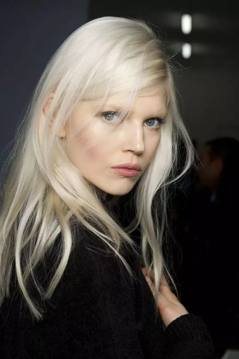 Svetlobna blondinka (34 fotografij): zelo svetle odtenke barv las blond. Kako slikati dolge ženske lase in karo? 5167_9