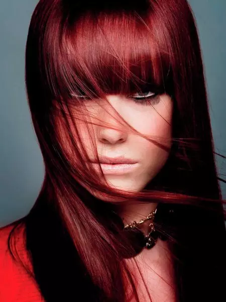 Burgundijos plaukai (63 nuotraukos): tamsios, šviesos ir raudonos spalvos atspalviai mergaitėms, tapybos ypatybės. Kas eina bordo? 5175_3