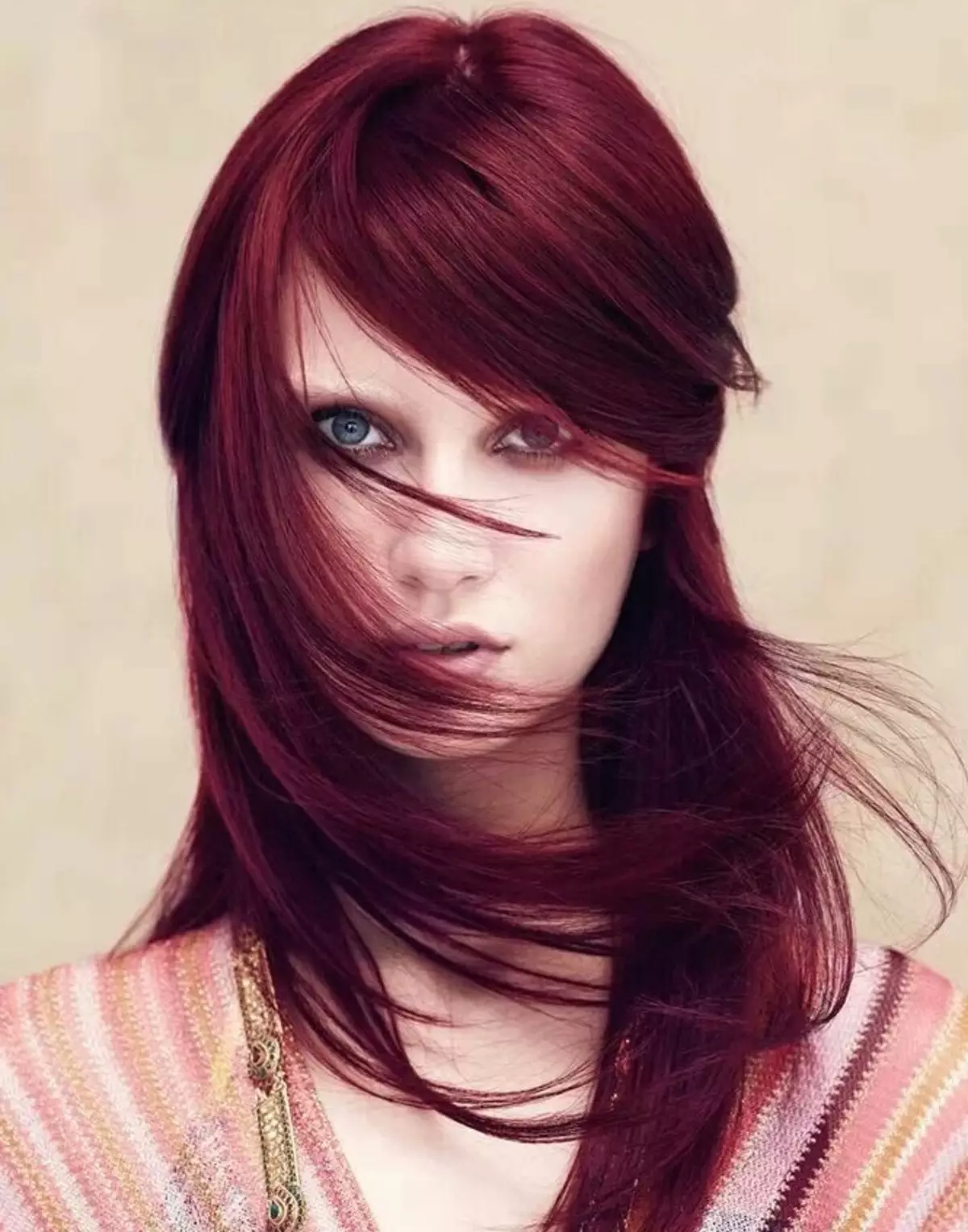 Bourgogne hår (63 bilder): Mörk, ljus och rödbrun nyanser för tjejer, funktioner av målning. Vem går Bordeaux? 5175_30