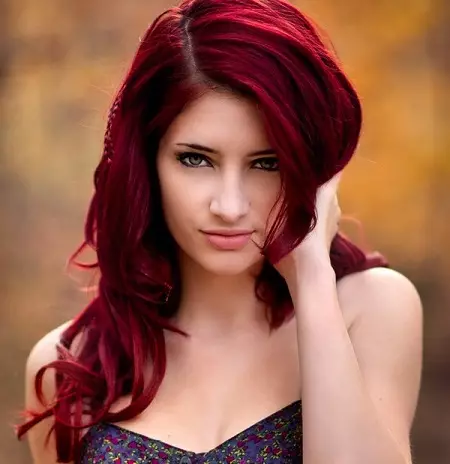 Burgundijos plaukai (63 nuotraukos): tamsios, šviesos ir raudonos spalvos atspalviai mergaitėms, tapybos ypatybės. Kas eina bordo? 5175_63