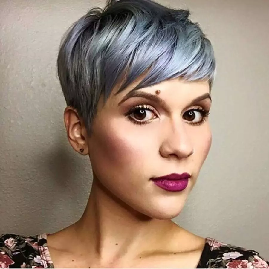 Färg för kort hår (67 foton): Vackra trenden nyanser för korta kvinnliga hårklipp 2021. Hur man väljer de bästa nyanserna? 5176_13