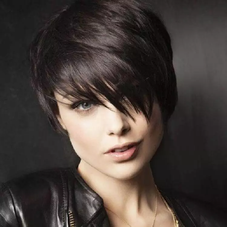 Kleur foar koart hier (67 fotos): Beautiful trend tinten foar koarte froulike haircuts 2021. Hoe te kiezen de bêste skaden? 5176_18