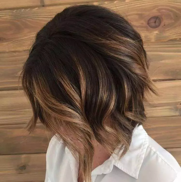 Kolor dla krótkich włosów (67 zdjęć): piękne odcienie trendów do krótkich kobiecych fryzur 2021. Jak wybrać najlepsze odcienie? 5176_33