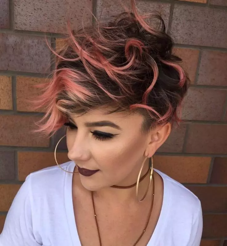 Color para cabello corto (67 fotos): Hermosos tonos de tendencia para cortes de pelo corto 2021. ¿Cómo elegir los mejores tonos? 5176_39