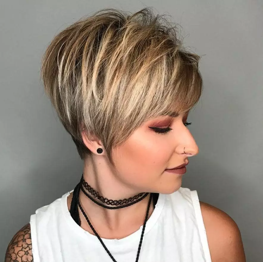 Color para cabello corto (67 fotos): Hermosos tonos de tendencia para cortes de pelo corto 2021. ¿Cómo elegir los mejores tonos? 5176_41