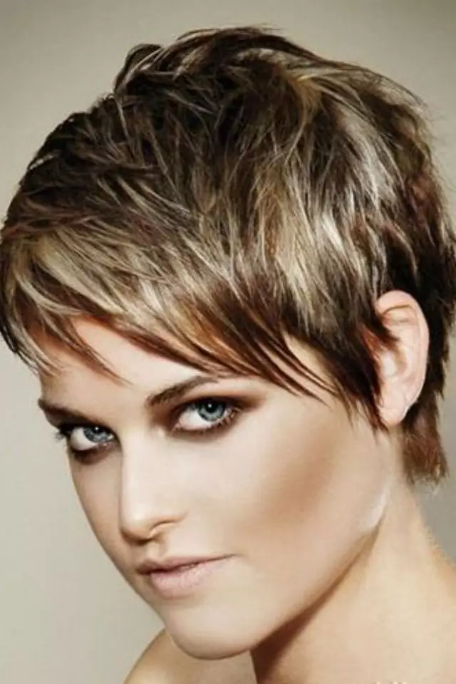 Kleur foar koart hier (67 fotos): Beautiful trend tinten foar koarte froulike haircuts 2021. Hoe te kiezen de bêste skaden? 5176_42