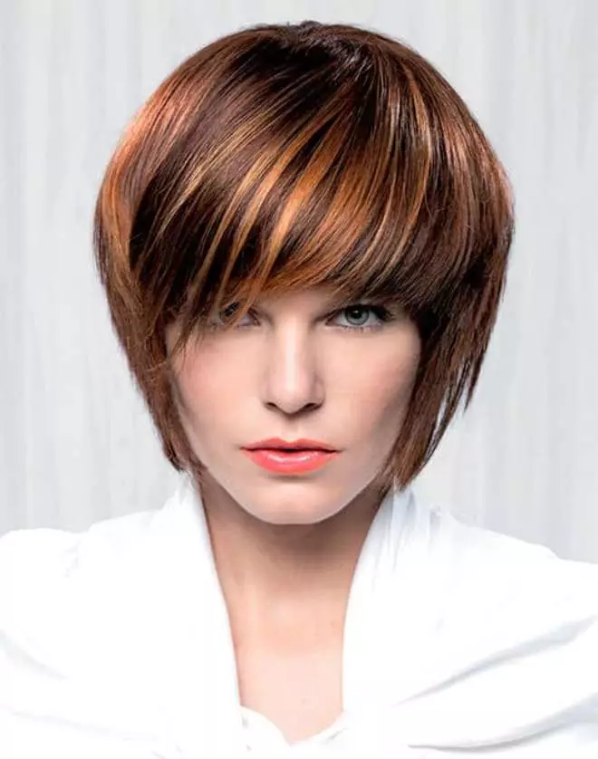 Warna untuk Rambut Pendek (67 Foto): Corek tren yang indah untuk potongan rambut wanita pendek 2021. Bagaimana cara memilih nuansa terbaik? 5176_45